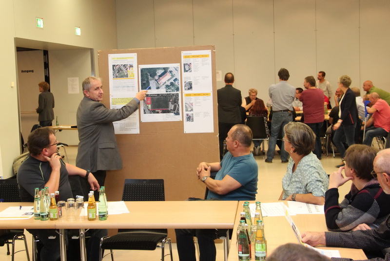 Bild vergrößern: Axel Markert von der Gebäude-und Anlagenverwaltung erläuterte die Vorhaben für den Sportanlagenkomplex an der Kemmlerschule.