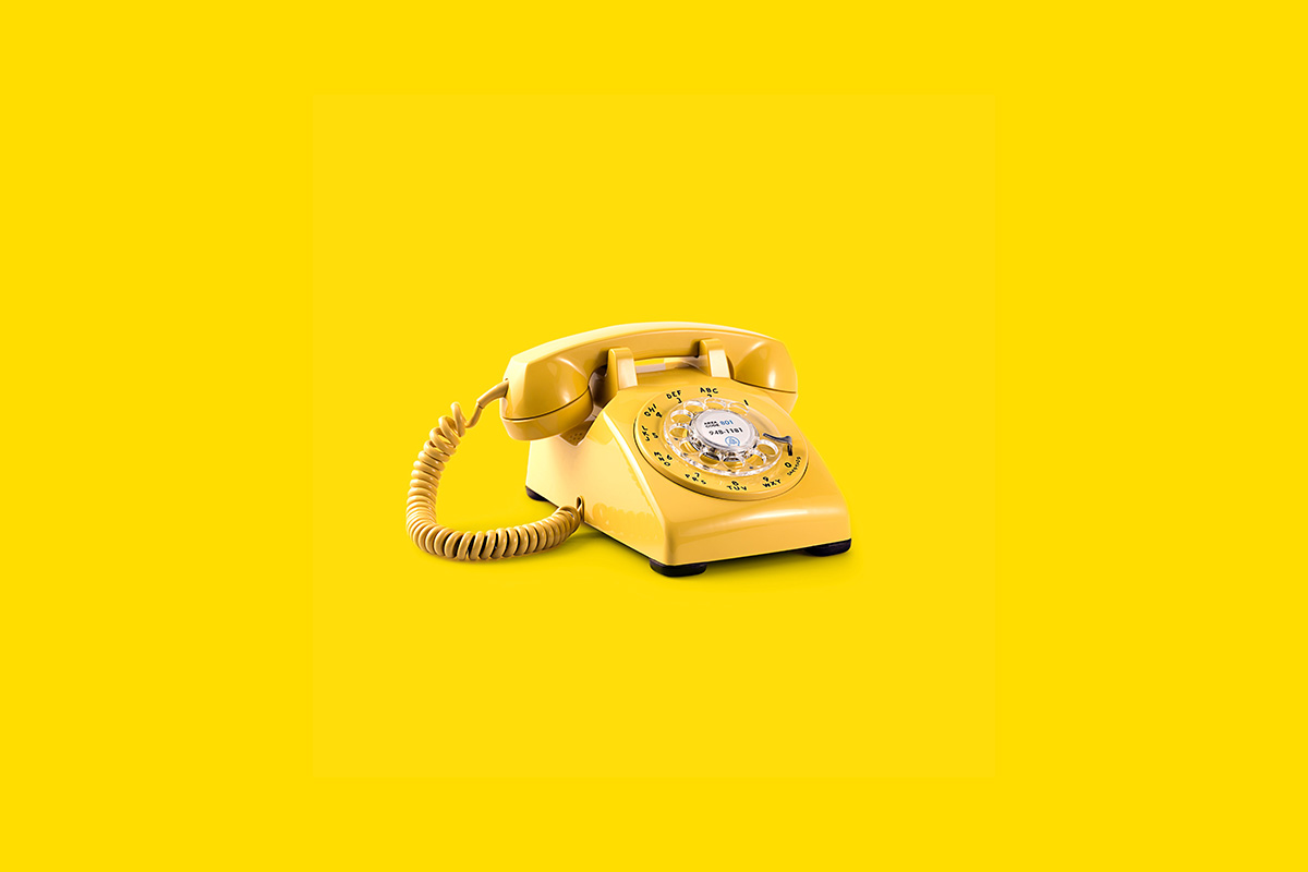 gelbes Telefon auf gelbem Grund
