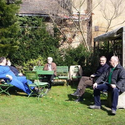 Bild vergrößern: Entspannung beim Verein der Freunde Plauens nach erfolgreichem Frühjahrsputz