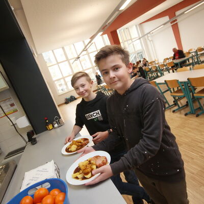 Bild vergrößern: Gideon Preuß (vorn) und Anthony Teichert aus der 7a gefällt der neugestaltete Speisesaal des Diesterweg-Gymnasiums.