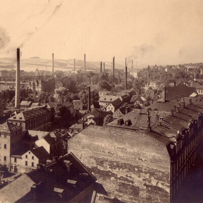 Bild vergrößern: Fabrikschornsteine in der Elsteraue (Blickrichtung elsteraufwärts, mittig links die Hempel'sche Fabrik), um 1925