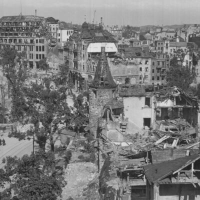 Bild vergrößern: Zerst�rte Innenstadt nach den Bombenangriffen des II. Weltkrieges, um 1945
