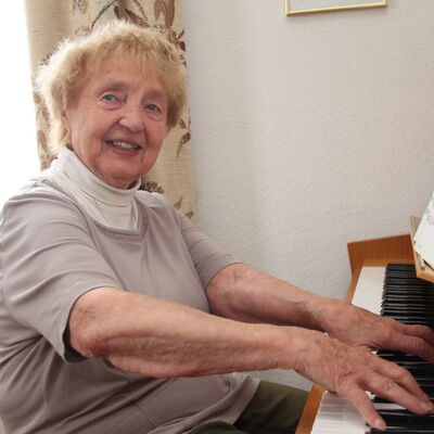 Bild vergrößern: Zuhause spielt Ruth Müller-Landauer gerne Klavier