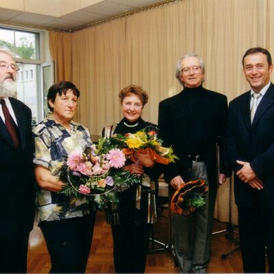 Bild vergr&ouml;&szlig;ern: Dr. Rolf Magerkord, Waltraud Schmidt, Ruth M&uuml;ller-Landauer, Manfred Feiler und Oberb&uuml;rgermeister Ralf Oberdorfer