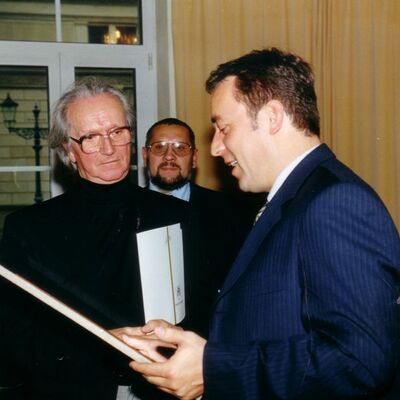 Bild vergr&ouml;&szlig;ern: &Uuml;bergabe der Stadtplakette an Manfred Feiler