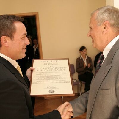 Bild vergr&ouml;&szlig;ern: Oberb&uuml;rgermeister Ralf Oberdorfer verleiht Hort Fr&ouml;hlich die Stadtplakette