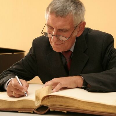 Bild vergr&ouml;&szlig;ern: Prof. Klaus-Dieter Waldmann tr&auml;gt sich in das goldene Buch der Stadt Plauen ein