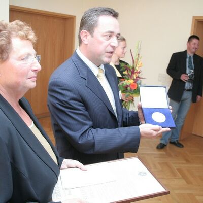 Bild vergr&ouml;&szlig;ern: Stadtplakettenverleihung 2005