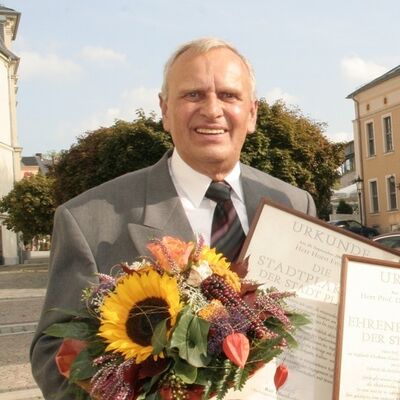Bild vergr&ouml;&szlig;ern: Horst Fr&ouml;hlich mit Stadtplaktte