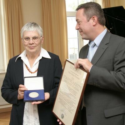 Bild vergr&ouml;&szlig;ern: Maria Fromme erhielt die Stadtplakette