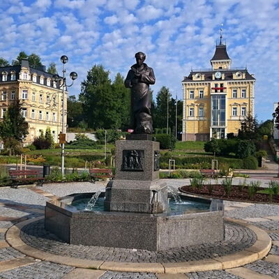 Bild vergr&ouml;&szlig;ern: Goetheplatz mit Rathaus
