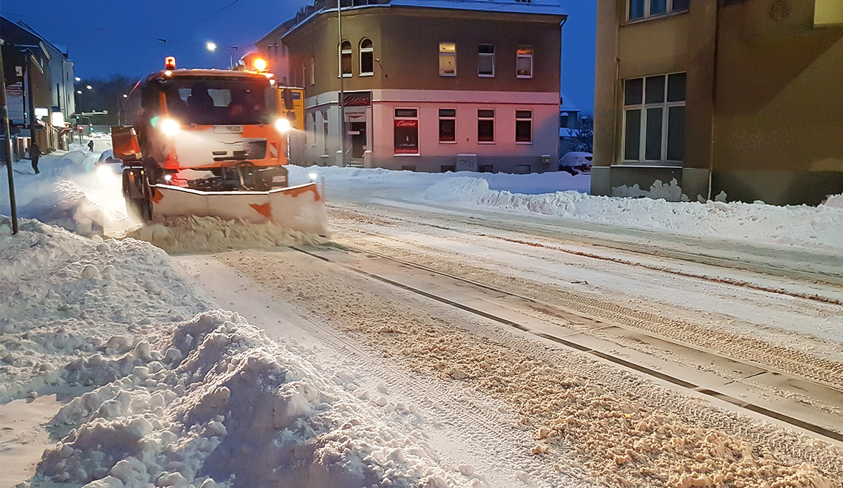 Bild vergrößern: Der Winterdienst der Stadt Plauen ist im Einsatz.
