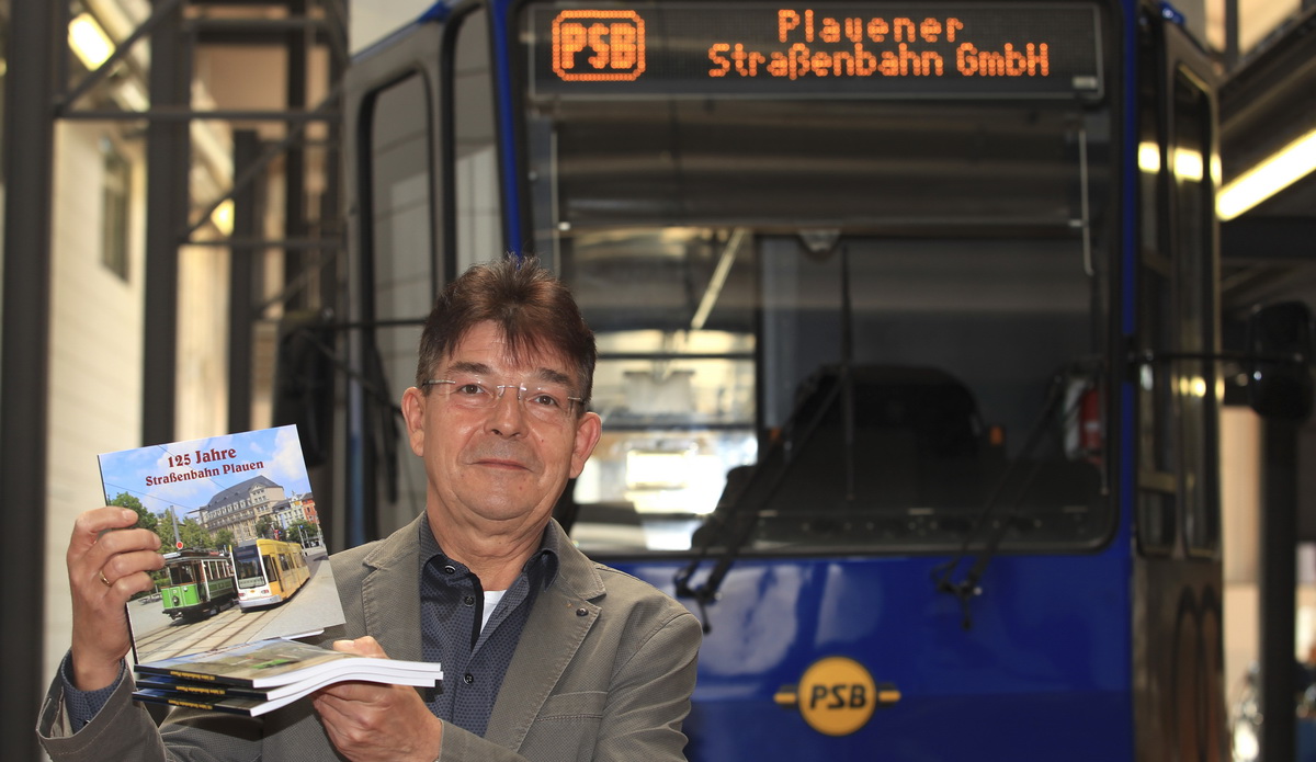 Bild vergrößern: Karsten Treiber beider Vorstellung des Buches zur 125-jährigen Geschichte der Plauener Straßenbahn