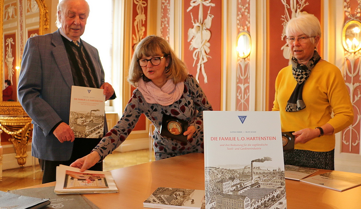 Bild vergrößern: Claus Weisbach, Katrin Färber und Beate Schad erarbeiteten gemeinsam die Informationen zum Buch über die Hartensteins