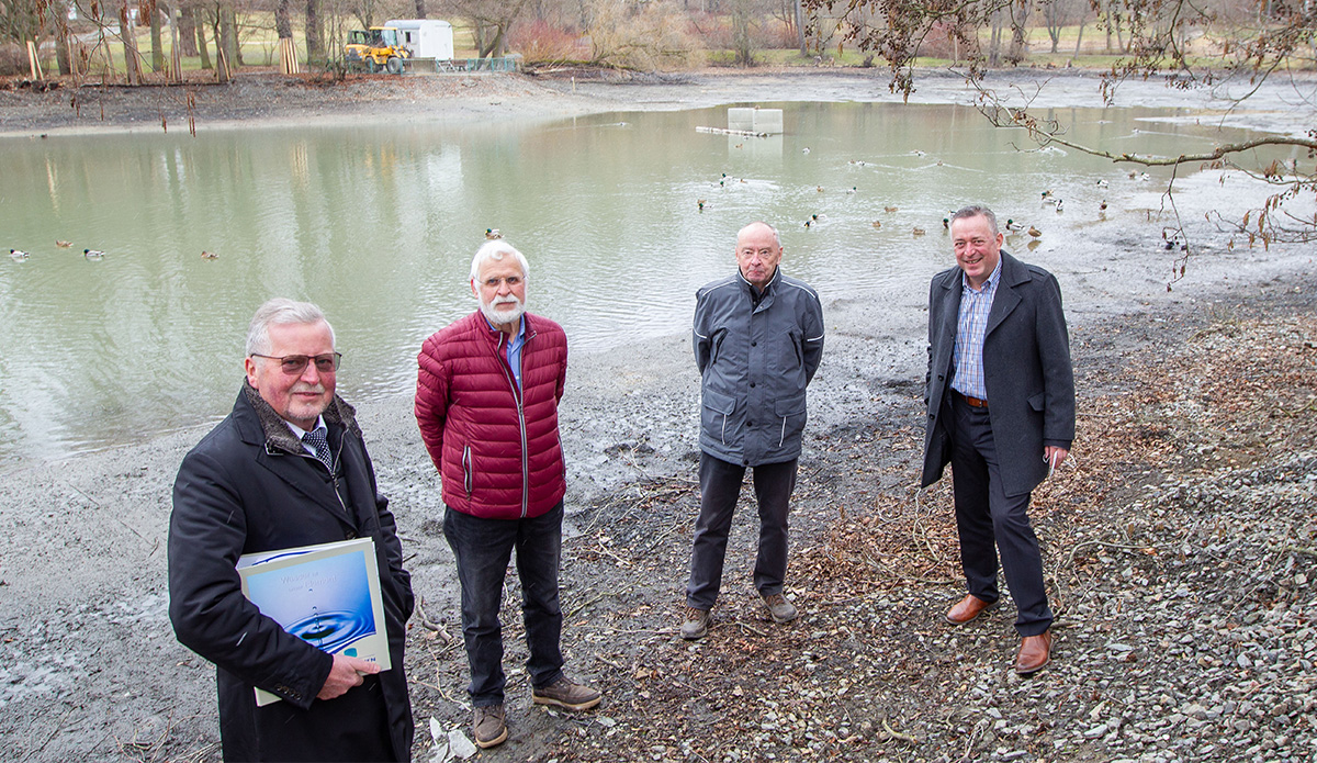 Bild vergrößern: Oberbürgermeister Ralf Oberdorfer (rechts) mit Vertretern des Vereins der Freunde Plauens