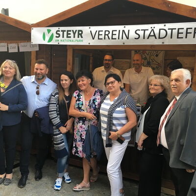 Bild vergr&ouml;&szlig;ern: Stadtoberh&auml;upter und Stellvertreter am Stand des Vereins f&uuml;r St&auml;dtefreundschaften