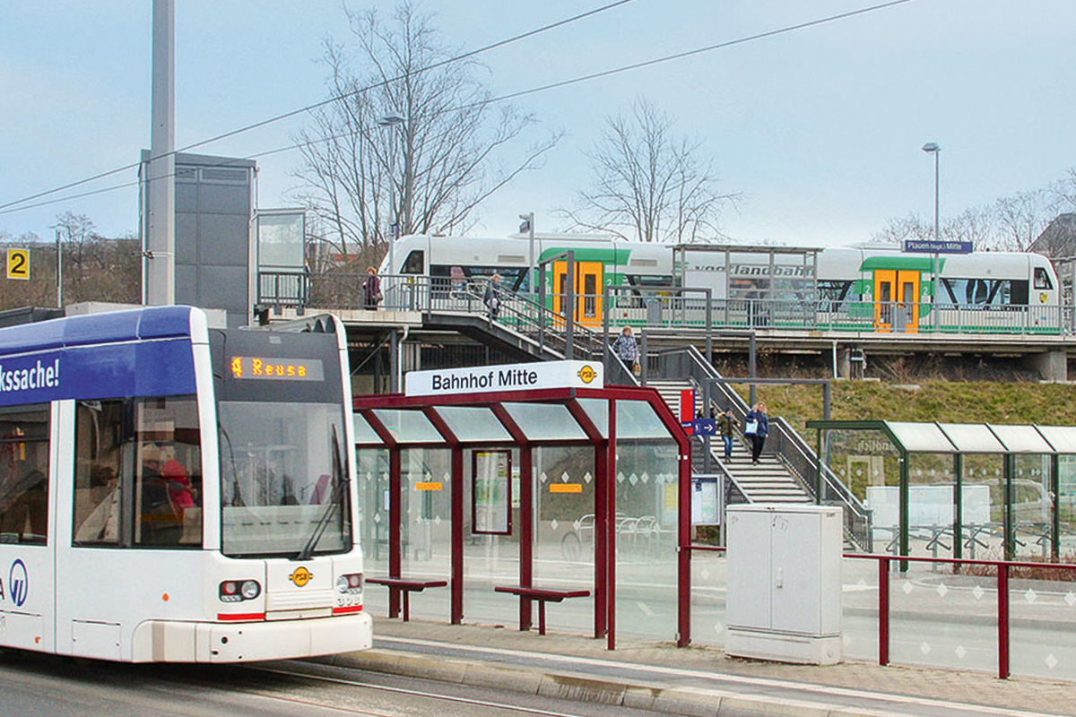 Bild vergrößern: Straßenbahnhaltestelle Bahnhof-Mitte mit vorbeifahrender Straßenbahn