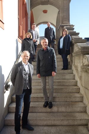 Bild vergr&ouml;&szlig;ern: Foto: links von unten: Ralf Zobel (scheidender Leiter IT), Silvana Karliner (scheidende Leiterin Personalwesen), Frank Uebel (scheidender Leiter Rechnungspr&uuml;fungsamt), rechts von unten: Stefan Wolf (neuer Leiter IT), Carola Blume-Brake (neue Leiterin Personalwesen), Martin Scheibner (neuer Leiter Rechnungspr&uuml;fungsamt).