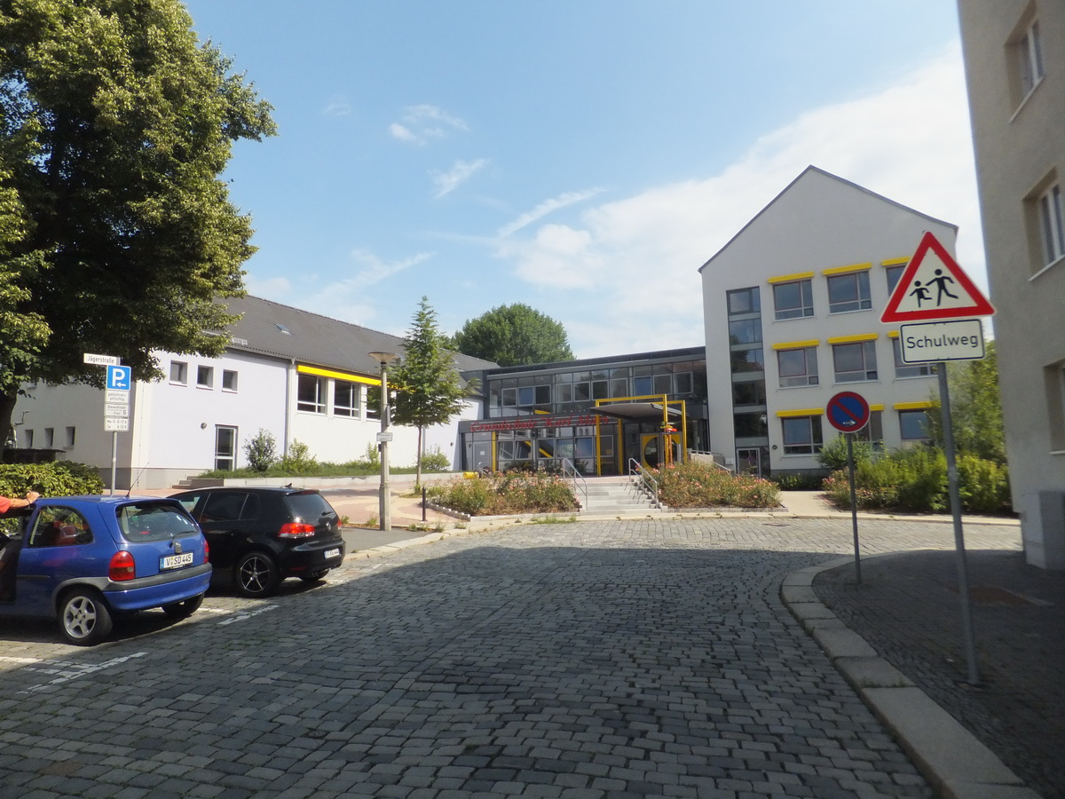 Bild vergrößern: Vor der Karl-Marx-Grundschule gilt in Zukunft von Montag bis Freitag Tempo 30.