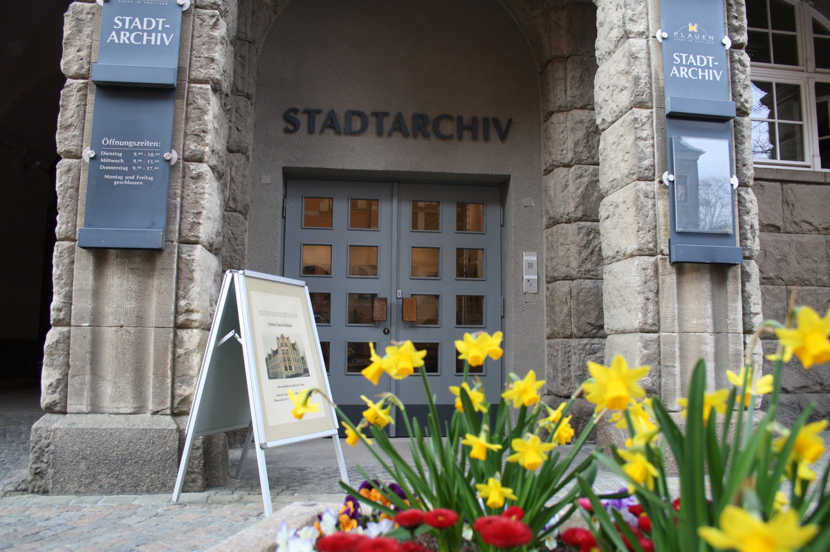 Bild vergrößern: Blick auf den Eingang des Stadtarchivs