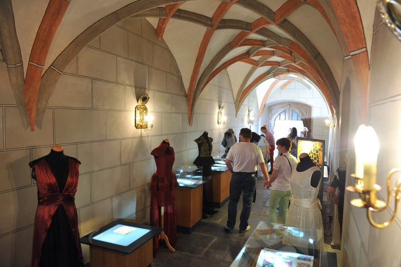 Bild vergrößern: Plauener Spitzenmuseum  - Kleider