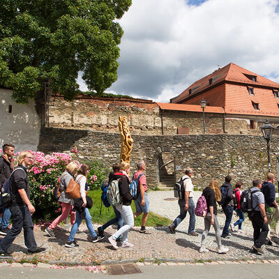 Bild vergrößern: Eine Guppe Jugendlicher läuft den Mühlberg hinunter.