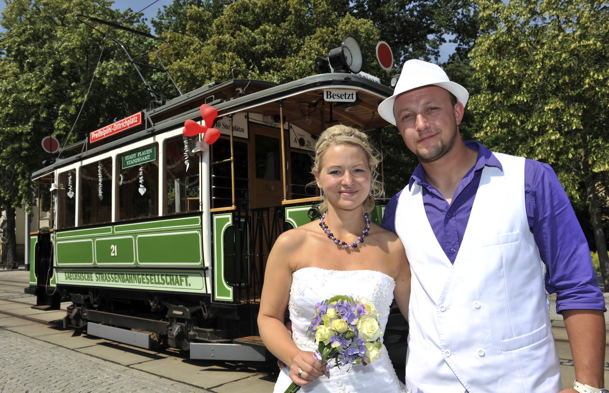 Bild vergrößern: Heiraten in der Straßenbahn