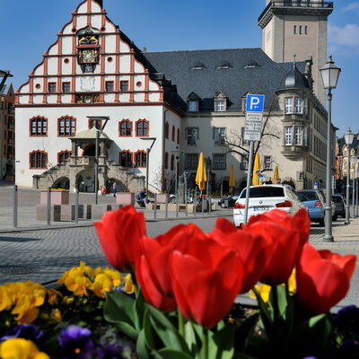 Bild vergrößern: Altes Rathaus vom Altmarkt. Im Vordergrund sind rote Blumen zu sehen.