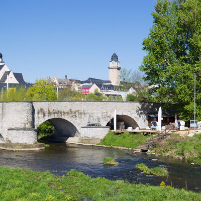 Bild vergrößern: Alte Elsterbrücke im Sommer