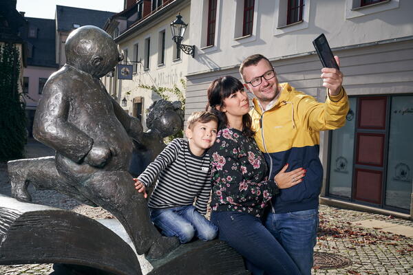 Familie Selfie vor dem Erich-Ohser-Haus