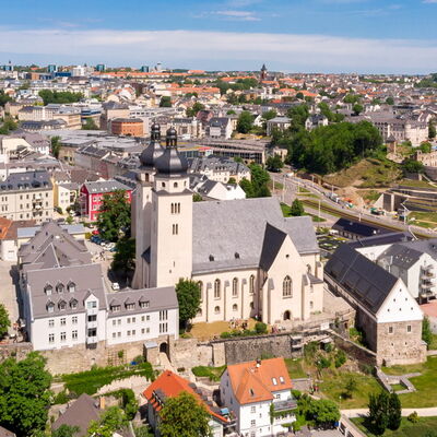 Bild vergrößern: Luftbild mit Blick auf die St. Johanniskirche und Innenstadt von Plauen