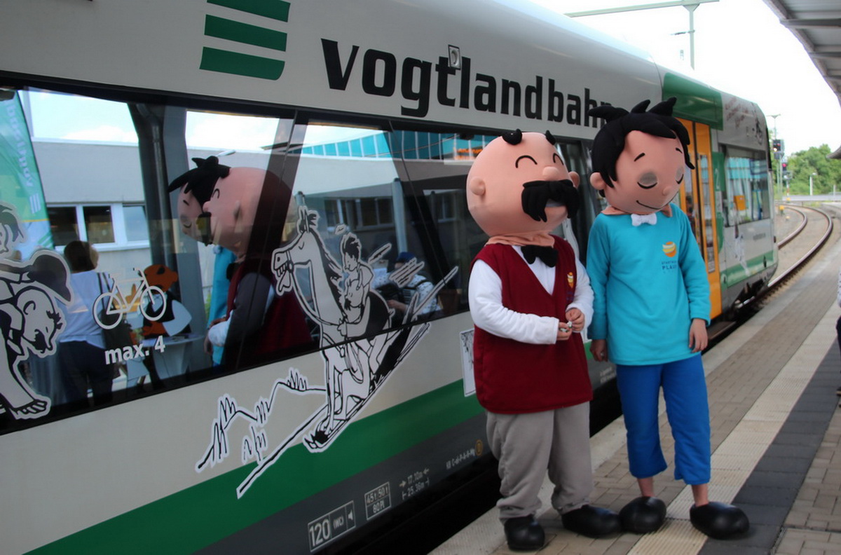 Bild vergrößern: Auf dem Oberen Bahnhof wurde die Vogtlandbahn mit den Vater & Sohn-Motiven der vorgestellt.