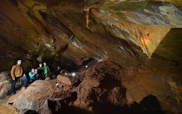 Bild vergrößern: Familie in der Drachenhöhle Syrau