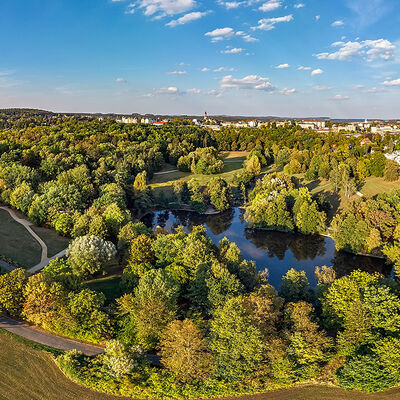 Bild vergrößern: Luftaufnahme des Plauener Stadtparkes im Spätsommer