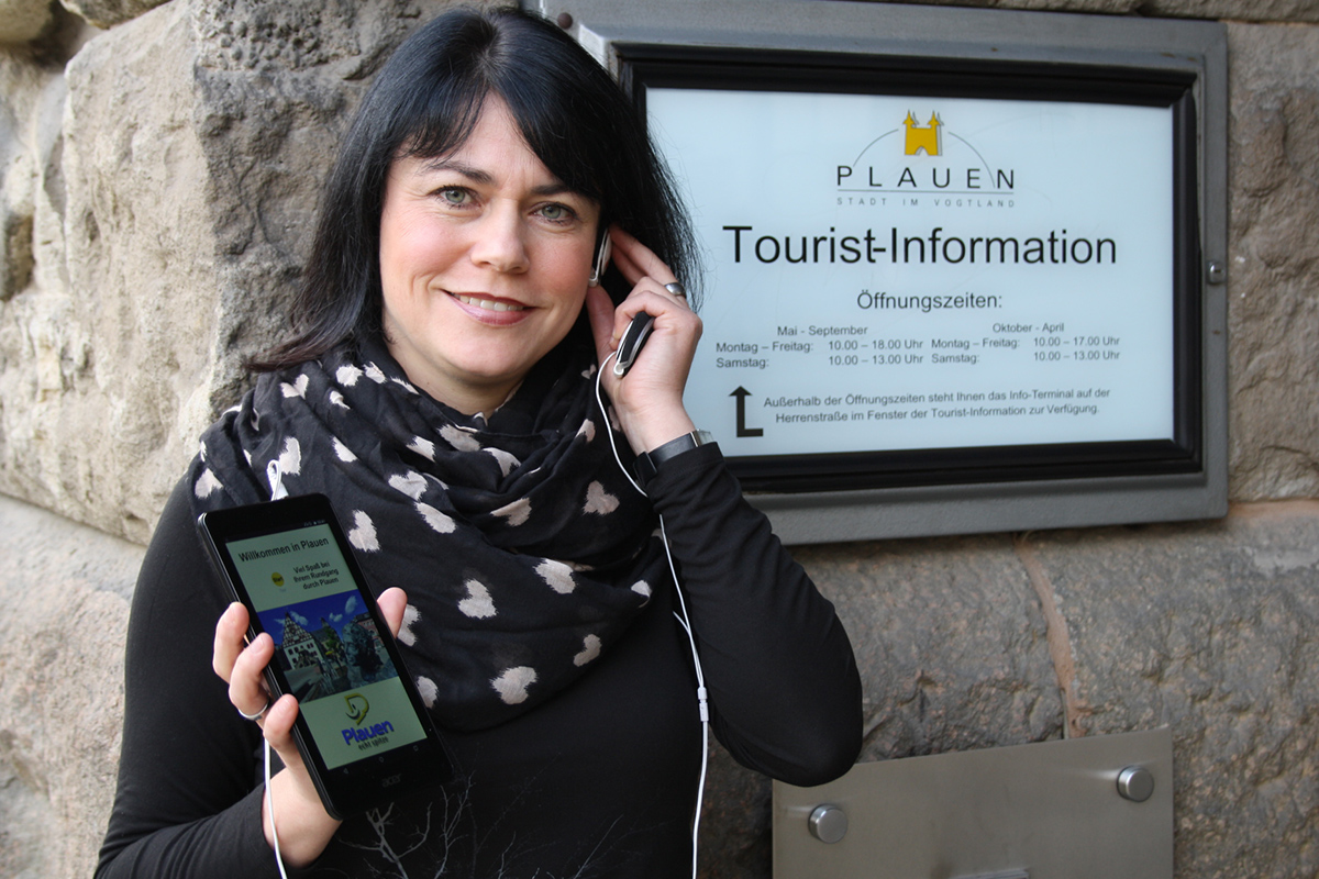 Bild vergrößern: Frau mit Audioguide erkundet die Stadt Plauen.