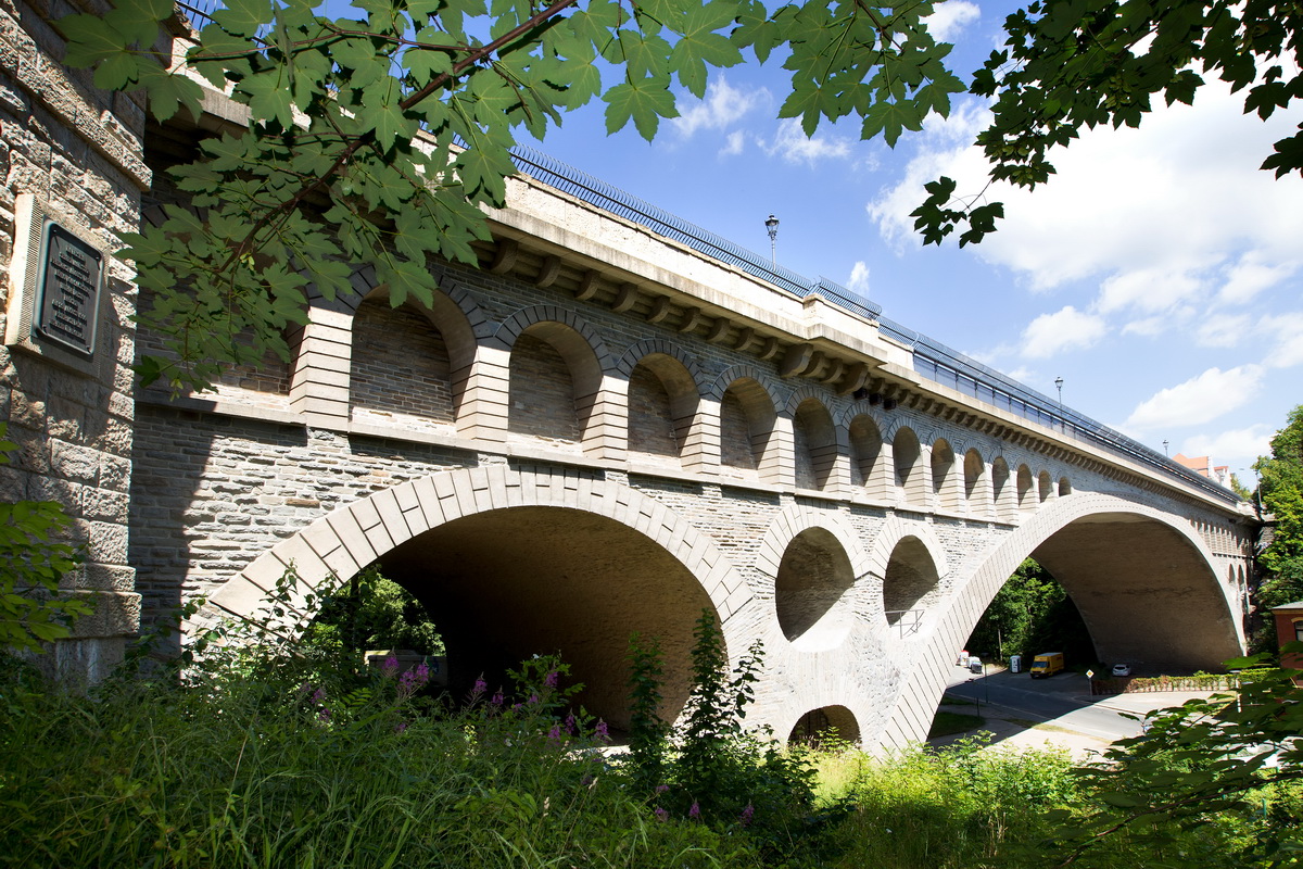 Bild vergrößern: Friedensbrücke: die weitestgespannte Steinbogenbrücke der Welt