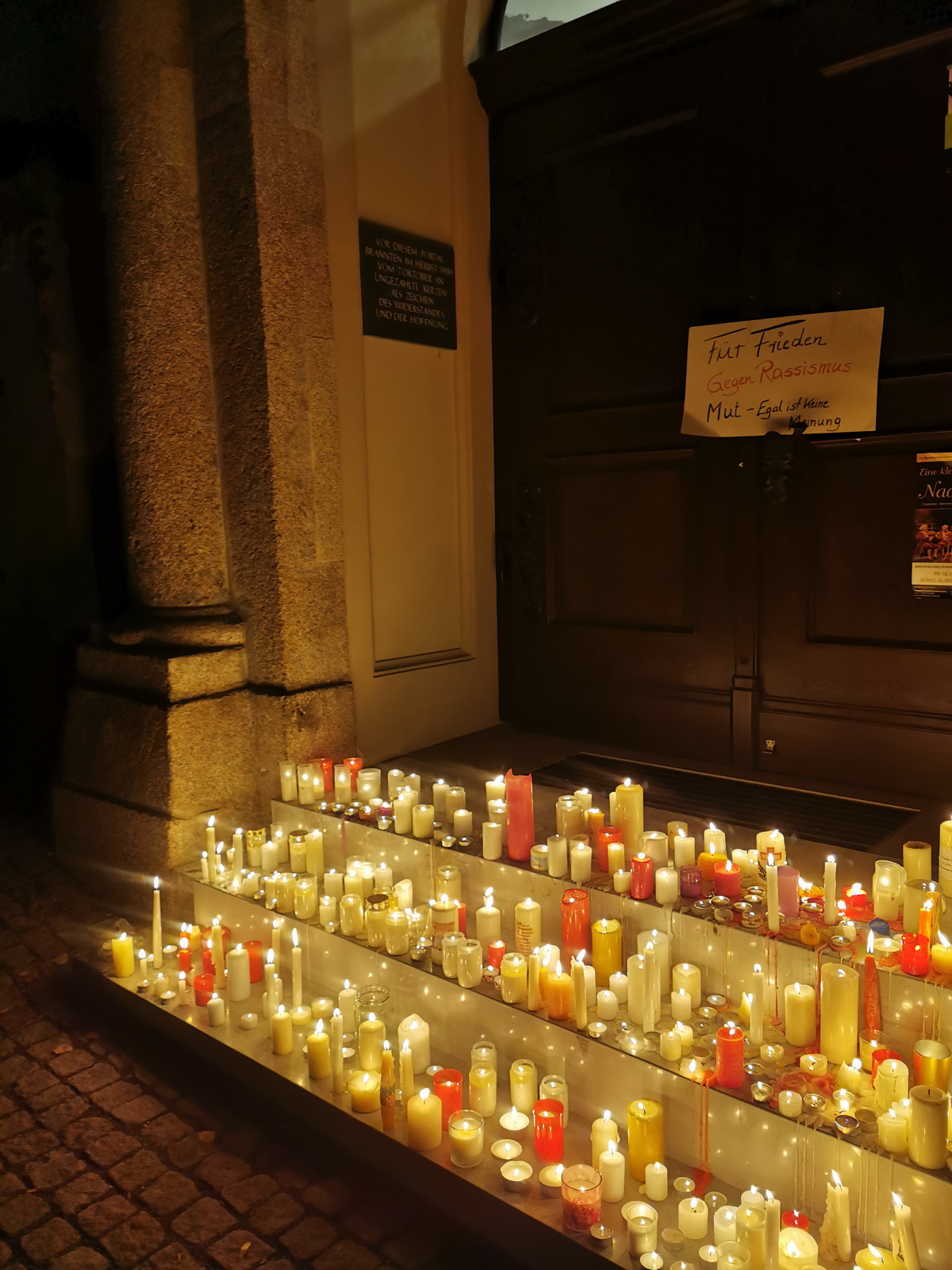 Bild vergrößern: Brennende Kerzen in der Lutherkirche