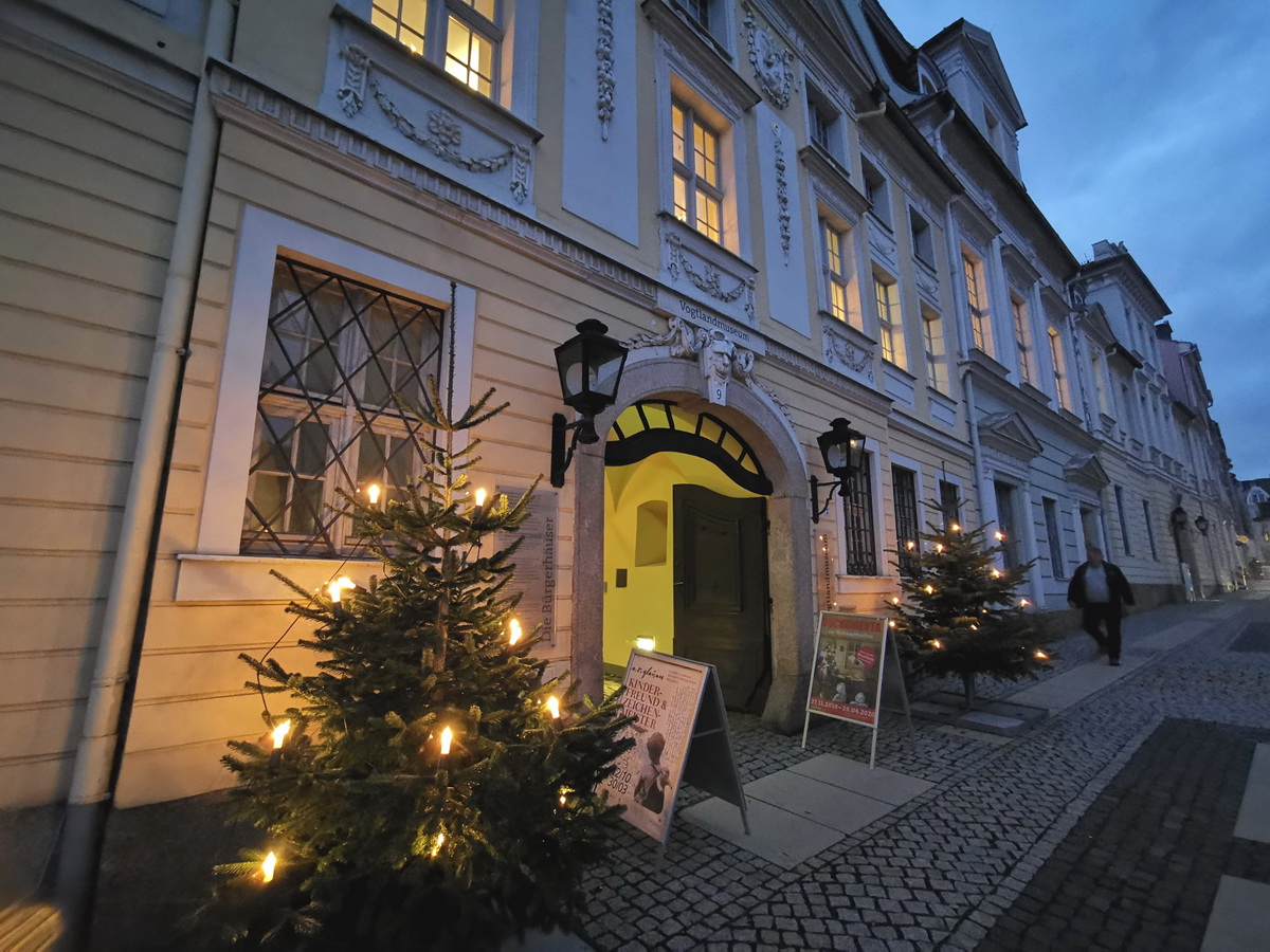 Bild vergrößern: Weihnachtlich geschmückter Eingang zum Vogtlandmuseum