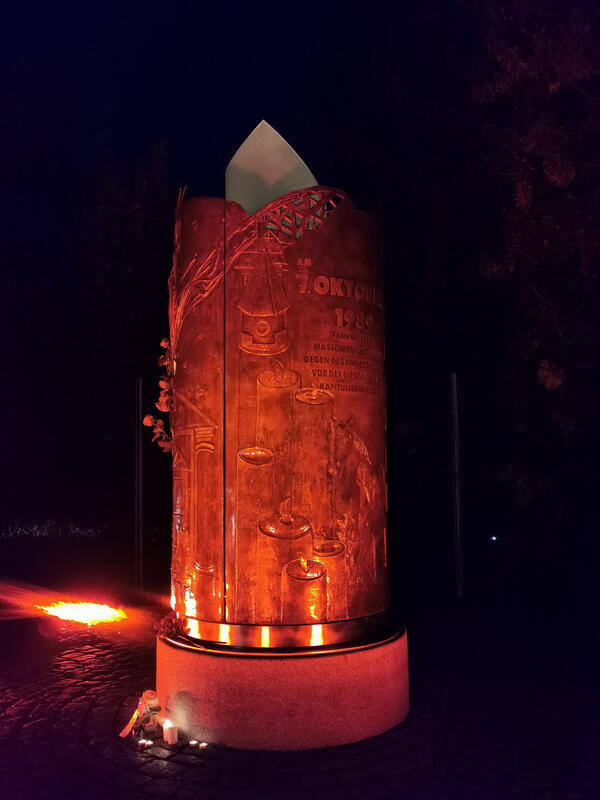 Bild vergrößern: Das Wendedenkmal wird in der Nacht beleuchtet.