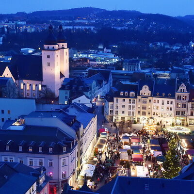 Bild vergrößern: Zu sehen ist eine Luftaufnahme des Plauener Altmarktes, während der Weihnachtsmarkt festlich beleuchtet stattfindet.