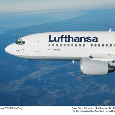 Bild vergrößern: Lufthansa Boeing 737-300 im Flug.