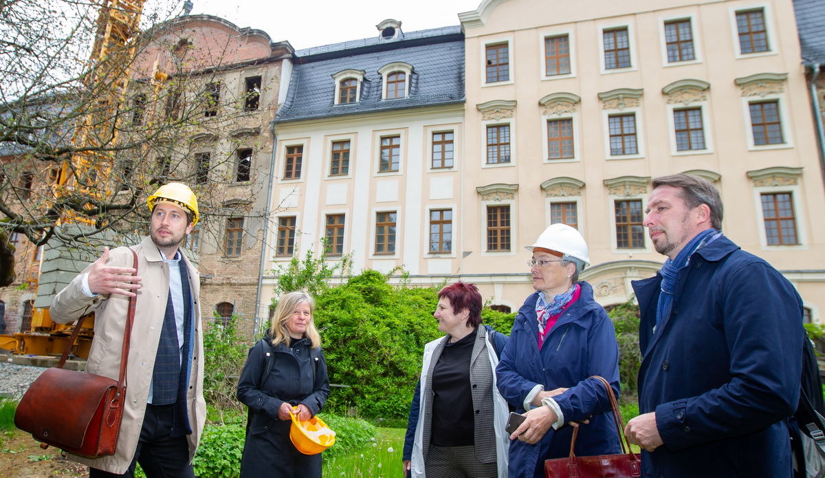 Bild vergrößern: Vertreter der Stiftung Denkmalschutz und Mitarbeiter der Stadt Plauen vor dem Weisbachschen Haus
