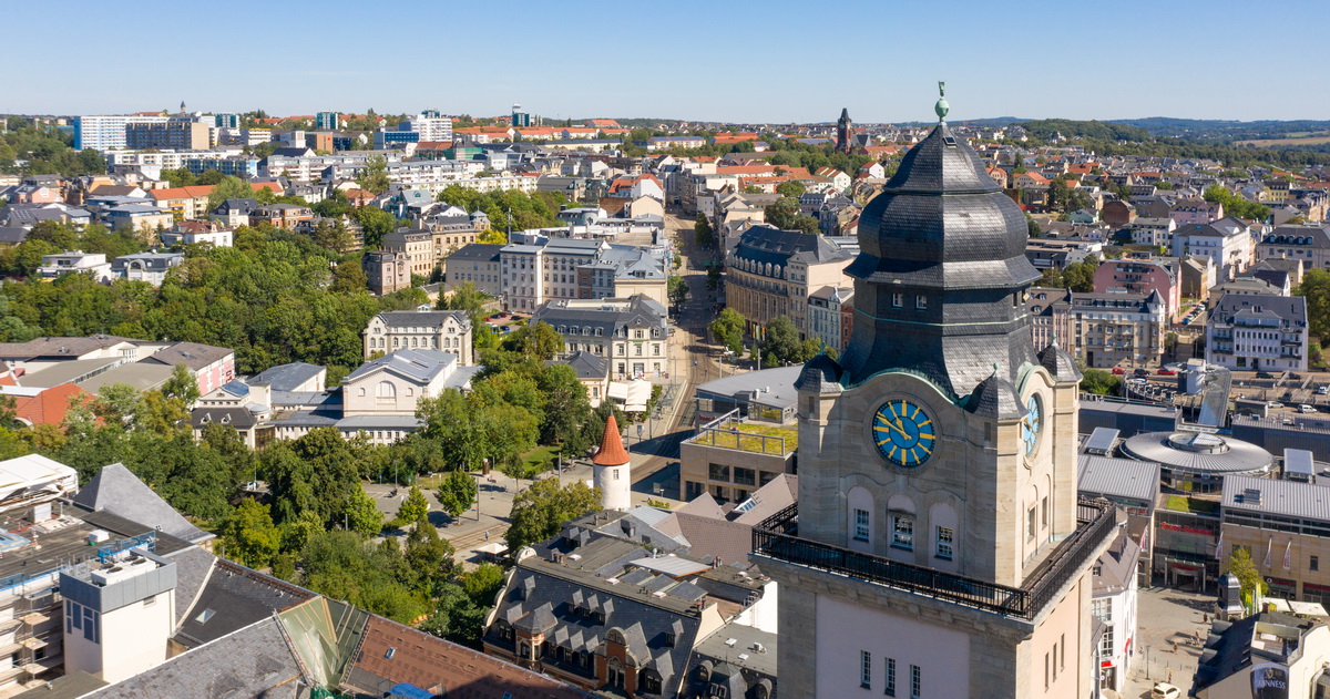 Bild vergrößern: Luftbild mit Blick auf den Rathausturm und Innenstadt