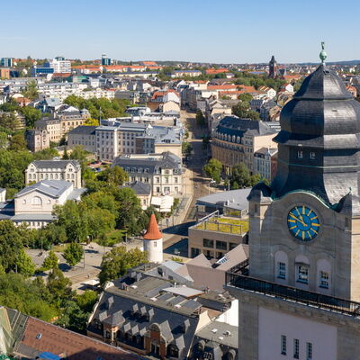 Bild vergrößern: Luftbild mit Blick auf den Rathausturm und Innenstadt