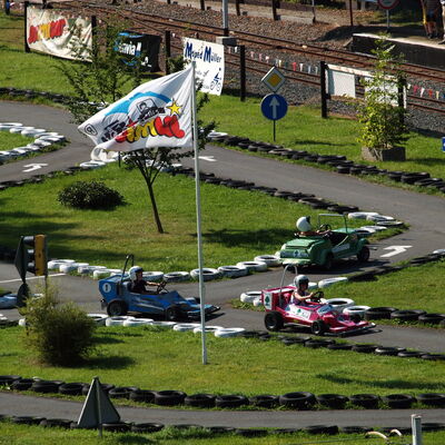 Bild vergrößern: Minicars in der Freizeitanlage Syratal