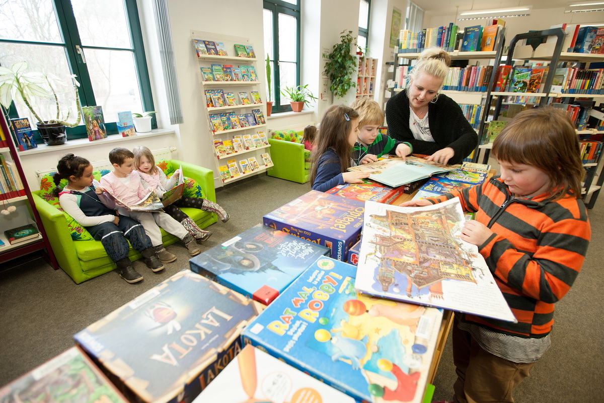 Bild vergrößern: Kinder erkunden die Vogtlandbibliothek Plauen