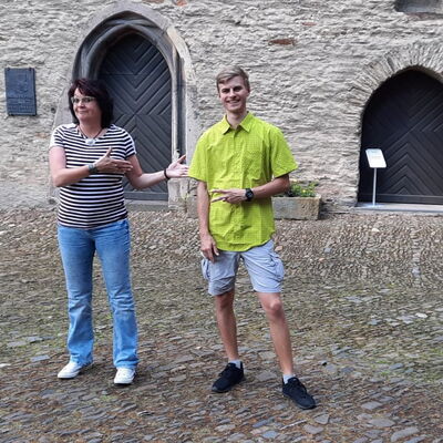 Bild vergr&ouml;&szlig;ern: Stadtf&uuml;hrerin Katja Nix zeigte Mika Gr&uuml;nler die sch&ouml;nsten Ecken in der Siegener Altstadt und im Schlosspark