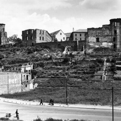 Bild vergrößern: Syrastraße mit Schloß, um 1950