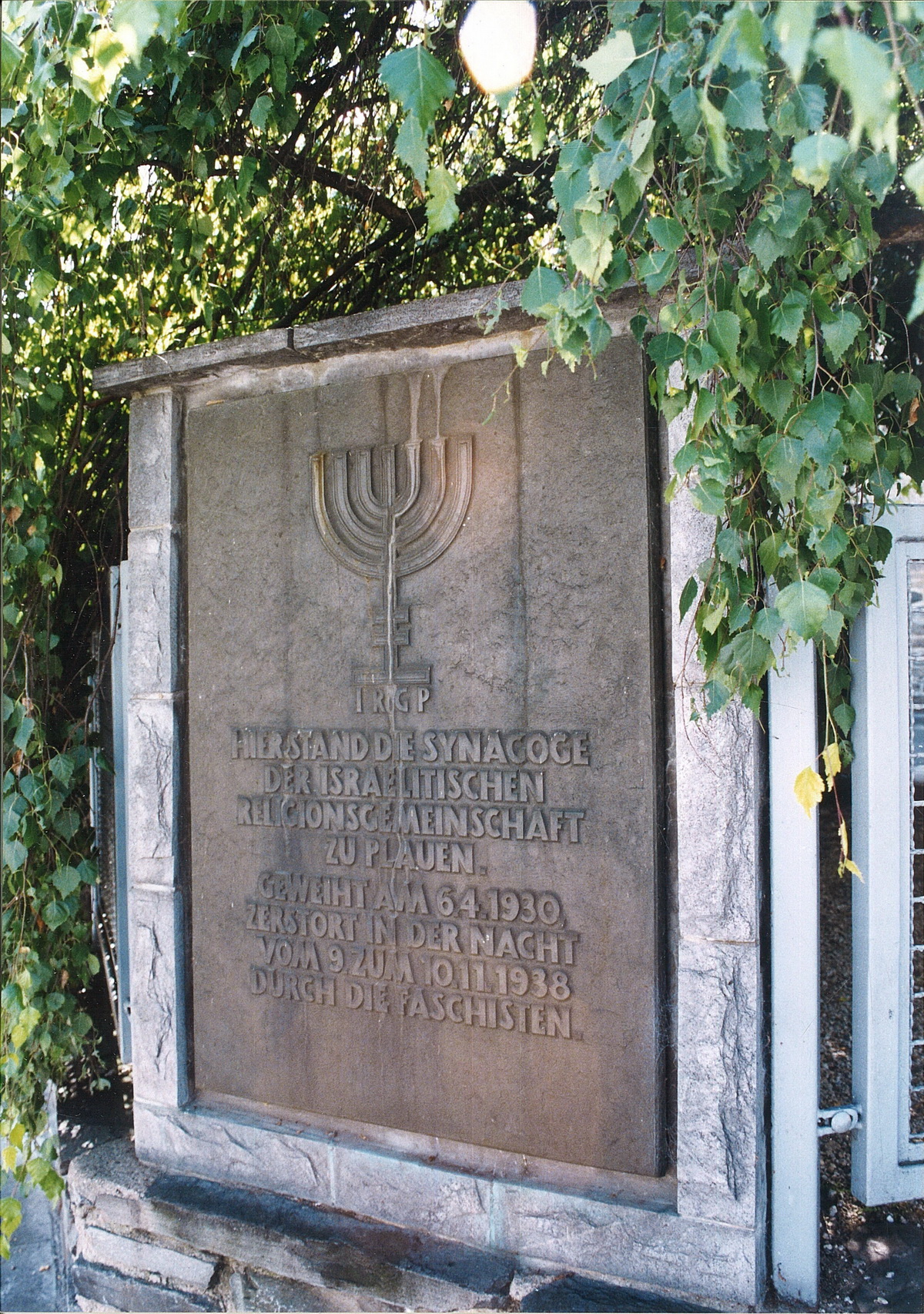 Bild vergrößern: Gedenktafel am Standort der ehemaligen Synagoge