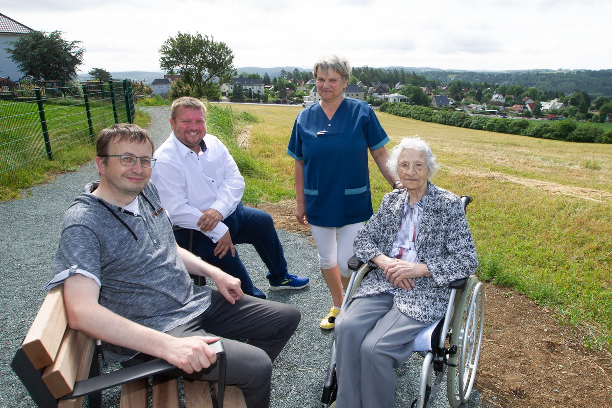 Bild vergrößern: Gerda Tschinkl, Elke Silling, Uwe Trillitzsch und Ulf Merkel (von rechts) freuen sich über die neue Bank mit wunderbarer Aussicht in Neundorf.